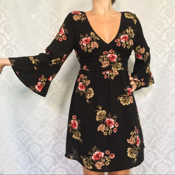 Dresses & Skirts - NWT Black Pink Red Floral Vneck Bell Sleeve Dress